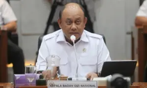 Kepala BGN Dadan Hindayana menyebut dapur Satuan Pelayanan Pemenuhan Gizi (SPPG) untuk program Makan Bergizi Gratis (MBG) yang dibangun Polri mempunyai alat rapid test yang digunakan untuk menguji makanan yang sudah dimasak. (Foto: Dok BGN)