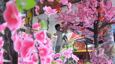 Seorang petugas tampak mendekorasi Vihara Amurva Bhumi, Jakarta, Sabtu (14/02/2015). Menjelang imlek sejumlah kelenteng mulai dipercantik (Liputan6.com/Andrian M Tunay)