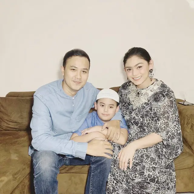 Gugat Cerai, Ini 6 Potret Kenangan Thalita Latief dan Dennis Lyla. (Sumber: Instagram/dennislyla)