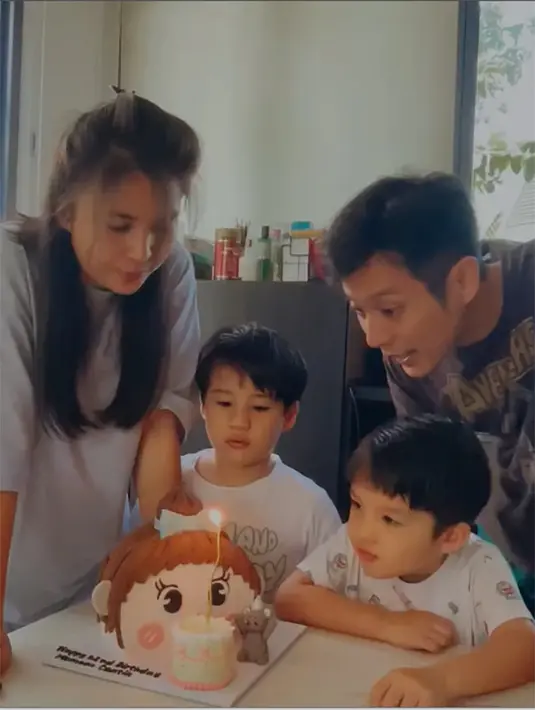 Momen tiup lilin bersama dua anaknya.Penampilan artis kelahiran Palembang itu menarik perhatian netizen. Bahkan, menyebut pemeran Thalia dalam sinetron Putri yang Ditukar itu tak menua. [Instagram/juniorliem]