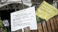Papan pemberitahuan meninggalnya aktor senior Deddy Sutomo di rumah duka kawasan Rempoa, Tangerang Selatan, Rabu (18/4). Deddy Sutomo  meninggal dunia di usia 77 tahun akibat gagal jantung yang sudah lama dideritanya. (liputan6.com/Faizal Fanani)
