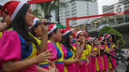 Grup vokal bernyanyi dalam acara Christmas Carol di Kawasan Bundaran HI, Jakarta, Kamis (22/12/2022). Pemerintah provinsi (Pemprov) DKI Jakarta kembali mengadakan Christmas Carol untuk merayakan Natal di Ibu Kota. Pagelaran ini diadakan mulai Rabu (21/12) hingga Jumat (23/12) dari pukul 15.30-17.30 WIB yang diselenggarakan di tiga titik, seperti Terowongan Kendal, kawasan Bundaran HI, dan Kota Tua. (Liputan6.com/Faizal Fanani)