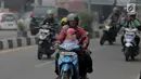 Pengendara motor menembus kabut asap pekat yang menyelimuti Kota Pekanbaru, Riau, Selasa (10/9/2019). Kabut asap akibat kebakaran hutan dan lahan (karhutla) tersebut menurunkan jarak pandang dan kualitas udara turun ke status tidak sehat. (Liputan6.com/Faizal Fanani)