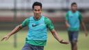 Bek Timnas Indonesia U-22, Ryuji Utomo, mengejar bola saat latihan di Lapangan SPH Karawaci, Banten, Jumat (11/8/2017). Ini merupakan latihan terakhir sebelum berangkat ke Malaysia. (Bola.com/Vitalis Yogi Trisna)