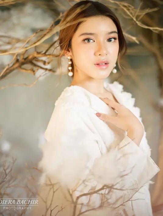 Tak hanya gaya penampilannya yang anggun dengan busana putih panjang. Tiara juga tampil cantik dengan makeup flawless. Gaya rambutnya yang ditata rapi, membuat perempuan 18 tahun tersebut makin memesona. Pemotretannya ini juga mendapat banyak pujian dari warganet. (Liputan6.com/IG/@dierabachir)