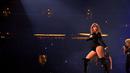 Saat konser di AT&T Stadium, Taylor Swift mengenakan bodycon sequin berwarna hitam dengan potongan lengan panjang. Outfit ini dipadukan dengan high tight boots yang membuat penampilannya terlihat fearless.