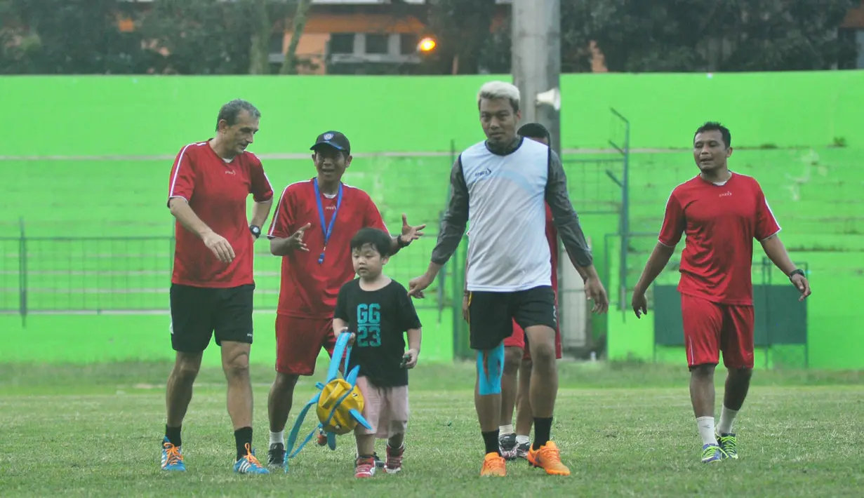 Momen unik terjadi ketika latihan Arema Cronus, dimana bek andalan mereka, Hamka Hamzah, mengajak anaknya datang ke tempat latihan pasukan Singo Edan. (Bola.com/Iwan Setiawan)
