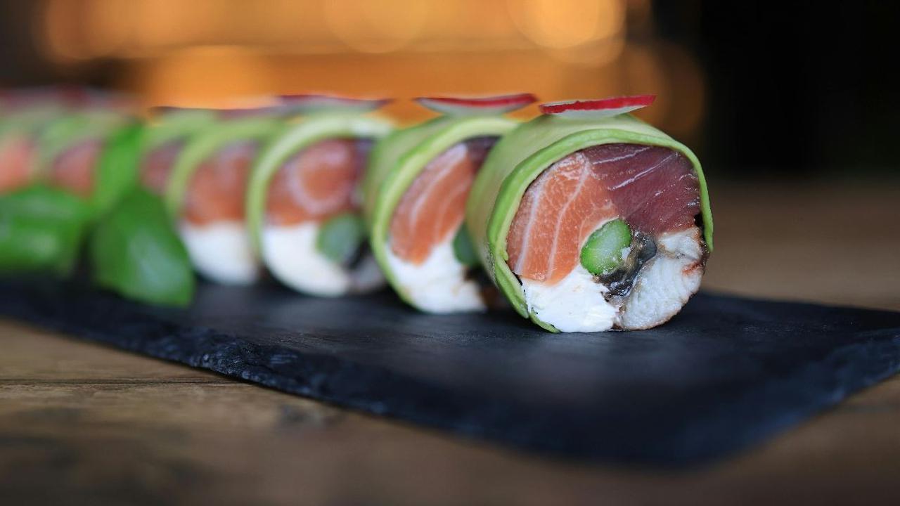 Dibalik kelezatan yang ditawarkannya, terdapat rahasia-rahasia tubuh sehat orang Jepang yang dapat dilihat dari menu makanan mereka yang melegenda.