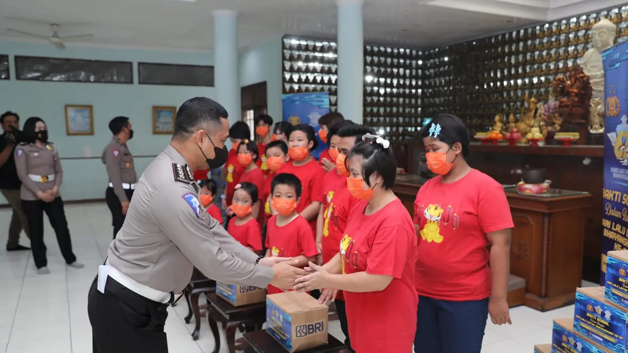 Korps Lalu Lintas (Korlantas) Polri mengunjungi Panti Guna Nanda, Lembaga Penyantun Anak Budha di Jalan Tambun Rengas, Cakung, Jakarta Timur dan membagikan ratusan paket sembako (Istimewa)