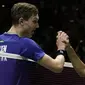 Tunggal putra Indonesia, Anthony Sinisuka Ginting, saat menghadapi wakil Denmark, Viktor Axelsen, pada laga Indonesia Masters 2020 di Istora Senayan, Jakarta, Sabtu (18/1). Anthony Ginting menang dengan skor 22-20 dan 21-11. (Bola.com/Yoppy Renato)