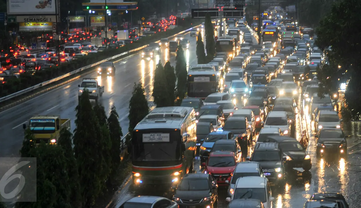 Sejumlah Kendaraan terjebak macet dikawasan Duren tiga Jakarta Selatan, Jakarta, Senin (23/5). Hujan lebat yang mengguyur ibu kota membuat lalulintas di beberapa titik ruas jalan menjadi macet dan semrawut. (Liputan6.com/Yoppy Renato)
