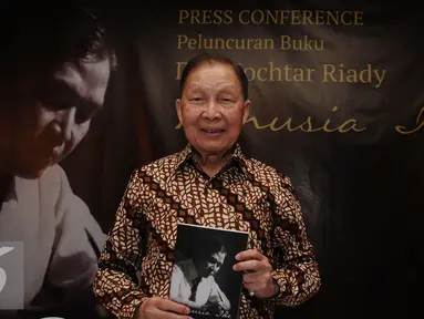 Salah satu orang terkaya di Indonesia versi majalah Forbes, Mochtar Riady memperlihatkan buku Manusia Ide saat peluncuran di Jakarta, Selasa (26/1/2016). Buku ini lintas generasi yang berisi pengalaman serta kisah nyata. (Liputan6.com/Helmi Fithriansyah)