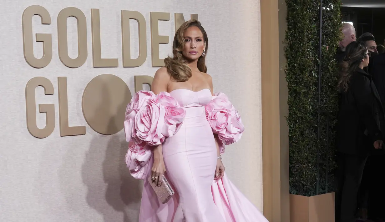 Jennifer Lopez menghadiri acara penghargaan tersebut untuk mendukung suaminya, Ben Affleck, yang filmnya, "Air," menerima nominasi. (Photo by Jordan Strauss/Invision/AP)