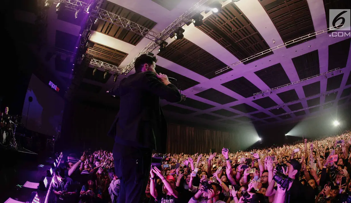 Vokalis The Script, Danny O'Donoghue menyapa ribuan fansnya dalam konser bertajuk 'Freedom Child Tour' di Jakarta, Selasa (10/4). (Liputan6.com/Faizal Fanani)
