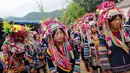 Para perempuan etnis Akha menggunakan pakaian tradisional saat mengikuti festival di desa Pansang, wilayah pemberontak Wa di Myanmar, 3 Oktober 2016. (Reuters/Soe Zeya Tun)