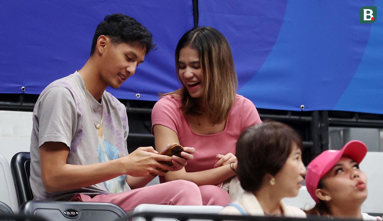 Atlet basket, Daniel Wenas, bersama pevoli putri, Shella Bernadetha, saat menghadiri pertandingan FIBA World Cup 2023 antara Prancis vs Pantai Gading di Indonesia Arena, Sabtu (2/9/2023). Prancis mengalahkan Pantai Gading dengan skor 87-77. (Bola.com/M Iqbal Ichsan)