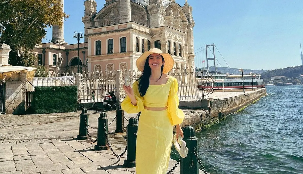 Di tengah teriknya Turki, Febby Rastanty berpose menunjukkan kebagiannya kerja sambil liburan. Tak sedikit netizen yang salah fokus dengan gaun dan outfit wanita wanita 26 tahun itu. (Liputan6.com/IG/@febbyrastanty).