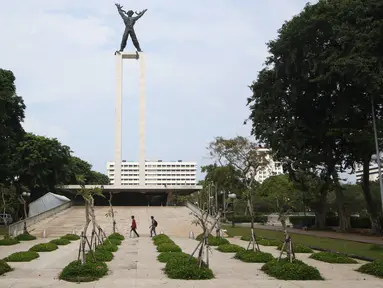 Warga melintas di kawasan Taman Lapangan Banteng, Jakarta, Senin (6/3). Pemprov DKI akan segera melakukan renovasi Taman Lapangan Banteng tersebut. (Liputan6.com/Immanuel Antonius)