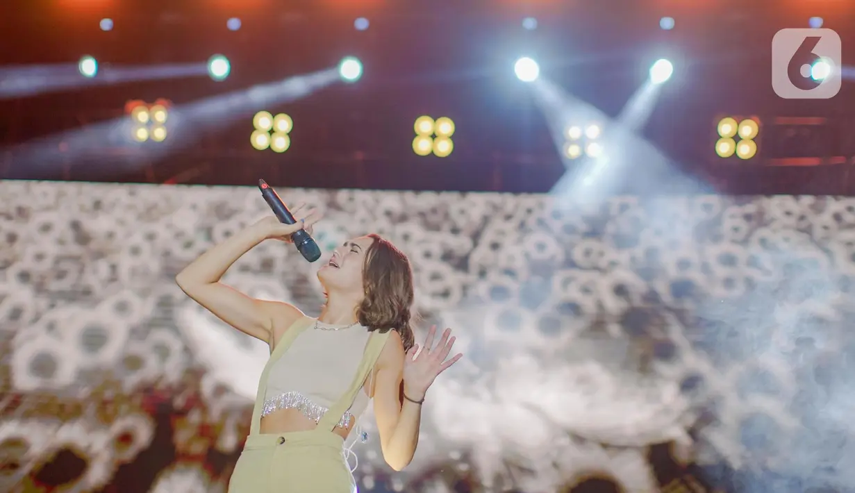 Penampilan Anna Hamilton di atas panggung saat tampil dalam Festival Musik ManggungDi di BSD, Tangerang, Sabtu (3/9/2022). Dalam penampilannya Anna Hamilton membawakan lagu hitsnya diantaranya Selfy Help dan Bad Liar. (Liputan6.com/Faizal Fanani)