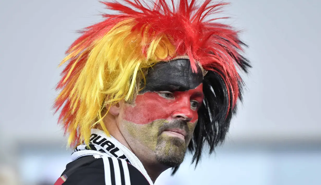 Fans Jerman dengan rambut unik memberikan dukungan saat timnya melawan Norwegia pada kualifikasi grup C piala dunia 2018 di Stadion Ullevaal, Oslo, Norwegia, (5/9/2016) dini hari WIB. (AFP/John Macdougall)