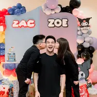 Jonathan Frizzy baru saja menggelar pesta ulang tahun meriah untuk anak kembarnya, Zoe Joanna Frizzy Simanjuntak dan Zac Jaden Frizzy Simanjuntak ke-9. Ulang tahun kali ini berbeda dengan biasanya karena sudah resmi bercerai dengan sang istri, Dhena Devanka. [Instagram/ijonkfrizzy]