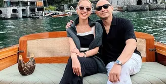 BCL dan Tiko Aryawardhana tengah honeymoon ke Italia. Di foto ini, keduanya tampil serasi dengan outfit bernuansa hitam. [Foto: Instagram/itsmebcl]