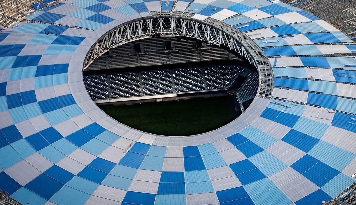 Suasana proyek pembangunan Stadion Nizhny Novgorod, Rusia, Sabtu (26/8/2017). Stadion ini merupakan salah satu dari 12 stadion yang akan digunakan untuk perhelatan akbar Piala Dunia 2018 di Rusia. (AFP/Mladen Antonov)