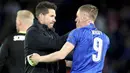 Pelatih Atletico Madrid, Diego Simeone, menyapa pemain Leicester, Jamie Vardy usai laga leg kedua Liga Champions di Stadion King Power, Inggris, Selasa (18/4/2017). Meski imbang 1-1, Atletico lolos ke semifinal dengan agregat 2-1. (AP/Nick Potts)