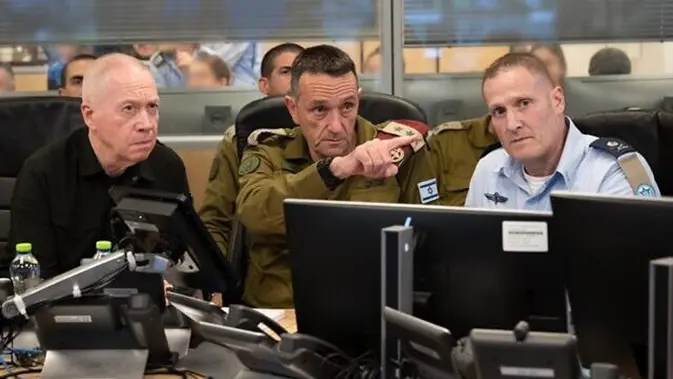 <p>Menteri Pertahanan Israel Yoav Gallant (kiri), Panglima Militer Israel Letnan Jenderal Herzi Halevi (tengah), Kepala Staf Angkatan Udara Israel Mayor Jenderal Tomer Bar (kanan) berada di ruang komando bawah tanah saat serangan terhadap markas besar Hizbullah di Beirut, Lebanon, pada Jumat (27/9/2024). (Dok. IDF via Times of Israel)</p>
<p> </p>
<p> </p>
<p> </p>