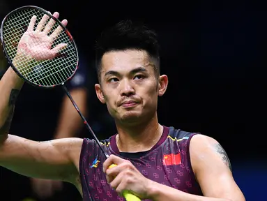 Lin Dan bereaksi setelah mengalahkan Sameer Verma dalam dalam kejuaraan bulu tangkis World Championships di Nanjing, Provinsi Jiangsu, China, 1 Agustus 2018. Lin Dan mengumumkan pensiun sebagai pebulu tangkis. (Johannes EISELE/AFP)
