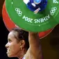 Atlet Indonesia, Raema Lisa Rumbewas sat bertanding dalam kompetisi angkat besi kelas 53 kg (grup A) putri Olimpiade di Nikaia Olympic Weighlifting Hall, Athena, 15 Agustus 2004. Rumbewas berada di posisi kedua. (FAYEZ NURELDINE/AFP)