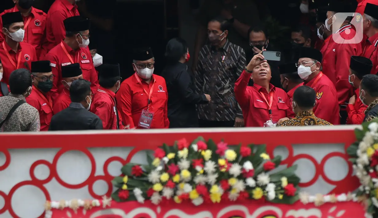 Presiden Joko Widodo atau Jokowi (tengah kanan) berbincang dengan Ketua DPR RI yang juga menjabat sebagai Ketua DPP PDIP Puan Maharani usai hadir dalam pemembuka Rakernas II PDIP di Jakarta, Selasa (21/6/2022). Rakernas PDIP kali ini mengusung tema "Desa Kuat, Indonesia Maju dan Berdaulat".  (Liputan6.com/Faizal Fanani)
