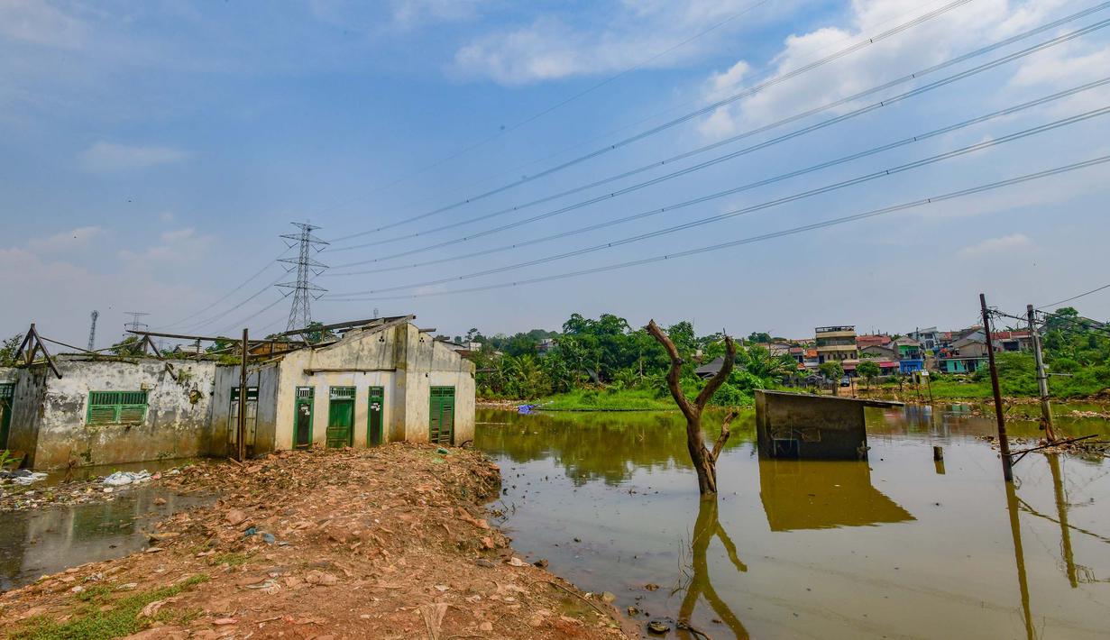 Rumah penduduk nan hancur akibat luapan Kali Pesanggrahan nan alirannya menyempit lantaran longsoran sampah di Tempat Pembuangan Akhir (TPA) Cipayung, Depok, Jawa Barat, Kamis (14/5/2026). (merdeka.com/Arie Basuki)