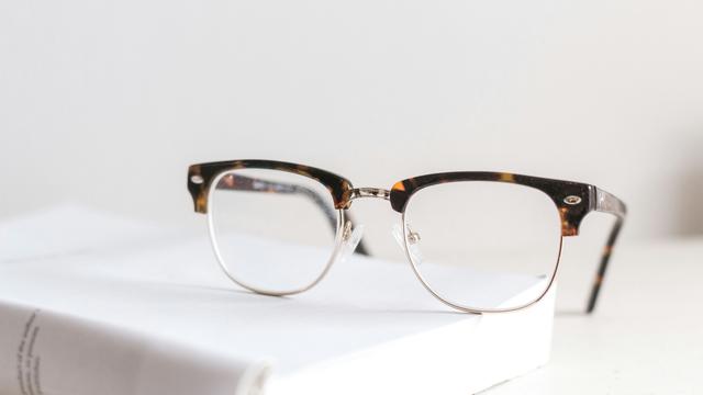 Look Tegas dengan Kacamata Half Frame