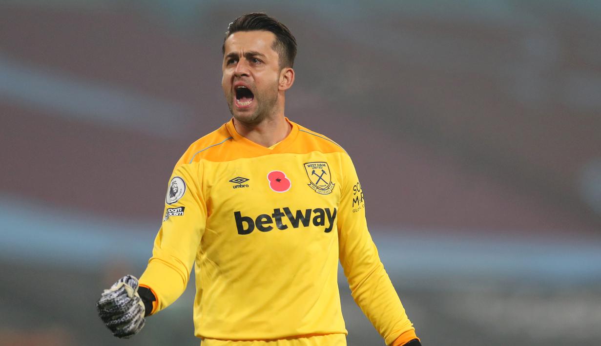 4. Lukasz Fabianski (West Ham United) - Meski terbilang tidak muda lagi, kiper berusia 35 tahun ini tampil cukup apik menjaga West Ham United. Lukasz Fabianski memiliki catatan 4 clean sheets dan 20 kali penyelamatan dalam laga West Ham United. (AFP/Catherine Ivill/pool)