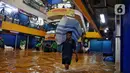 Genangan air yang masuk ke dalam area dalam Pasar Cipulir memaksa sebagian pedagang di lantai satu menutup toko mereka. (Liputan6.com/Angga Yuniar)