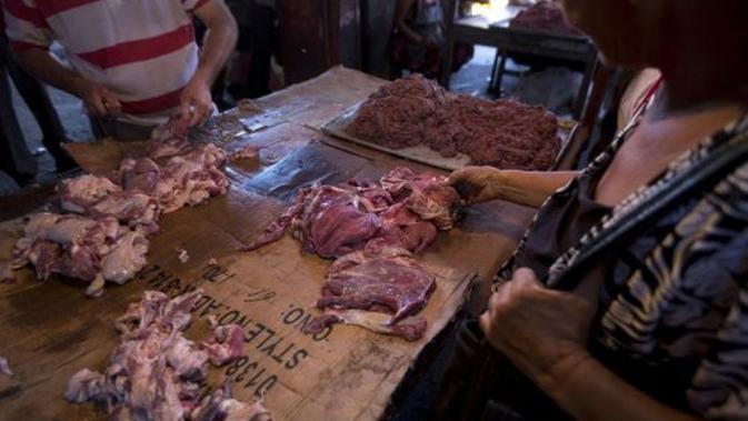 Warga Venezuela terpaksa mengonsumsi daging tak layak di tengah krisis ekonomi (AP)