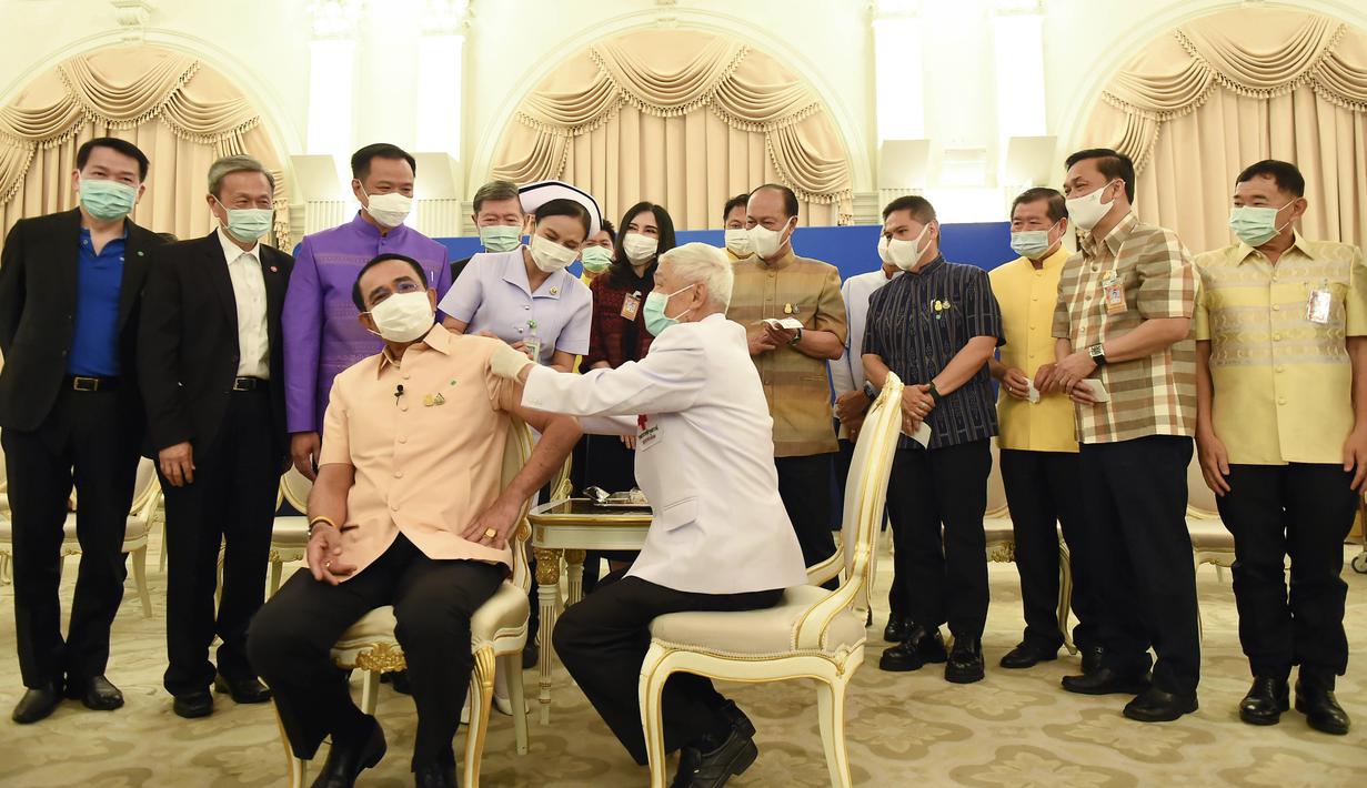 PM Thailand Prayuth Chan-ocha menerima tahap pertama vaksin Covid-19 AstraZeneca di Bangkok (16/3/2021). Thailand menangguhkan penggunaan vaksin, menyusul sejumlah negara Eropa telah menghentikan penggunaannya karena masalah keamanan. (Government Spokesman Office via AP)