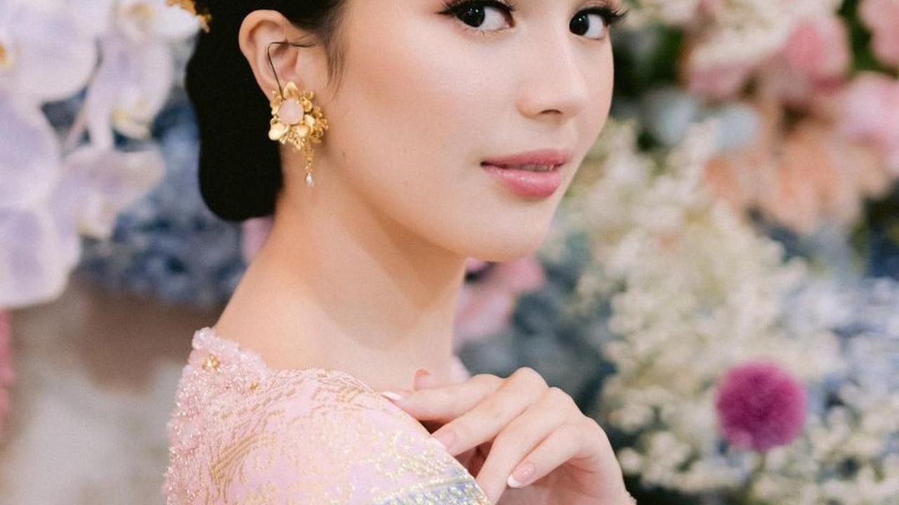 Rekan Selebriti Mengucapkan Selamat Atas Tunangannya