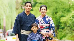 Meski bersama kedua anaknya, anak perempuan Nindy Ayunda tidak ingin berganti pakaian kimono. Alhasil hanya mereka bertiga yang berfoto, yaitu bersama suami Askara Parasady Harsono dan anak laki-lakinya Abhirama Danendra Harsono. (Liputan6.com/IG/@nindyparasadyharsono)