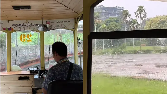 Pengunjung Taman Buah Mekarsari memperlihatkan kereta wisata dan kondisi air terjunya