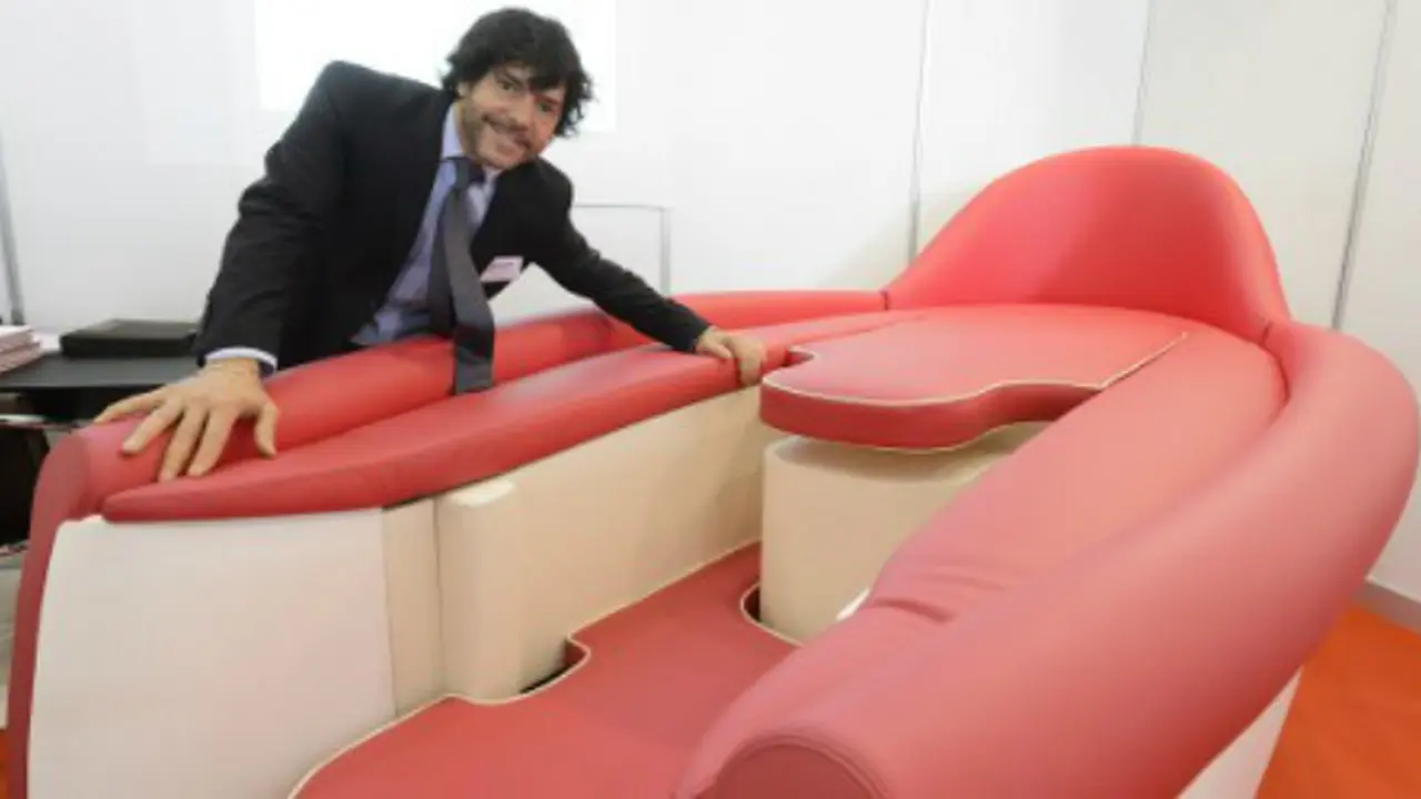 Unik, Sofa Ini Diciptakan Khusus Untuk Keintiman Seksual