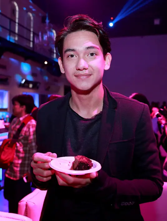 'Enggak ada, masih sendiri aja. Belum ada (pacar) sampai saat ini,' ujar Adipati Dolken ditemui Bintang.com di Empirica,  SCBD, Sudirman, Jakarta Selatan, Jumat malam (25/9/2015). (Galih W. Satria/Bintang.com)