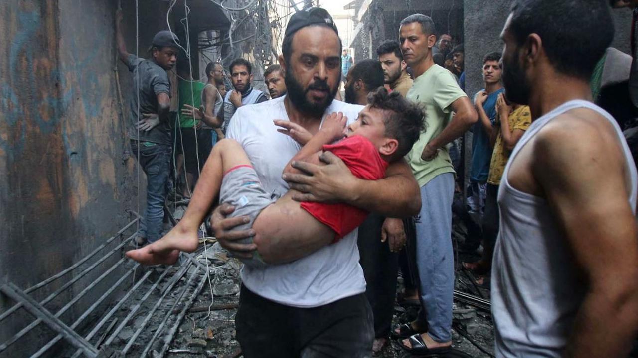 Serangan balas dendam Israel terhadap Hamas memasuki hari keenam pada Kamis (12/10/2023). Negeri Bintang Daud itu masih terus melancarkan serangan udara untuk membombardir Jalur Gaza.&nbsp;