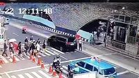 Direktorat Lalu Lintas (Ditlantas) Polda Metro Jaya akan melayangkan surat panggilan kepada pengemudi Toyota Alphard dan petugas keamanan (satpam) yang terlibat cekcok di kawasan Bundaran Hotel Indonesia (HI), Jakarta Pusat. (Foto: Tangkapan Layar Sosmed)