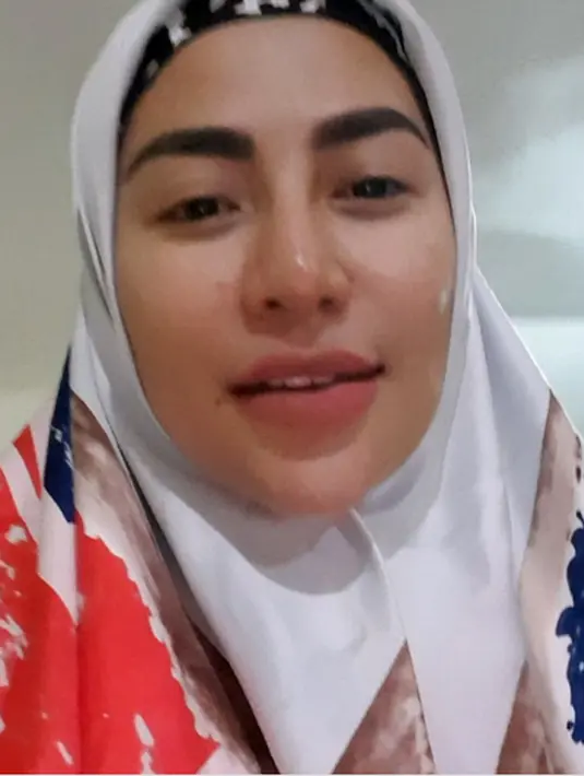 Hatinya mulai terketuk setelah beberapa kali mendengarkan ceramah ustaz tersebut. Apalagi ia sadar bahwa belum bisa membahagiakan orang tua meski diberi kemudahan dalam mencari rezeki. (Instagram/princess_cinta_penelope)