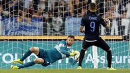 Kiper Lazio, Etrit Berisha (kiri) mengagalkan tendangan penalti penyerang Inter Milan Mouro Icardi pada laga serie A di Stadion Olimpico, Senin (11/5/2015). Inter Milan menang 2-1 atas Lazio. (Reuters/Giampiero Sposito)