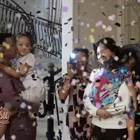 Ruben Onsu dan tim menyiapkan kejutan untuk sang istri, Sarwendah yang ulang tahun ke-34. Perempuan tiga orang anak itu berulang  tahun pada 29 Agustus lalu. Berikut momen ulang tahun yang sempat membuat Sarwendah takut karena ada keributan. [Youtube/The Onsu Family]