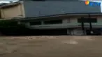 Aktivitas warga lumpuh total akibat jalan dan jembatan terputus.