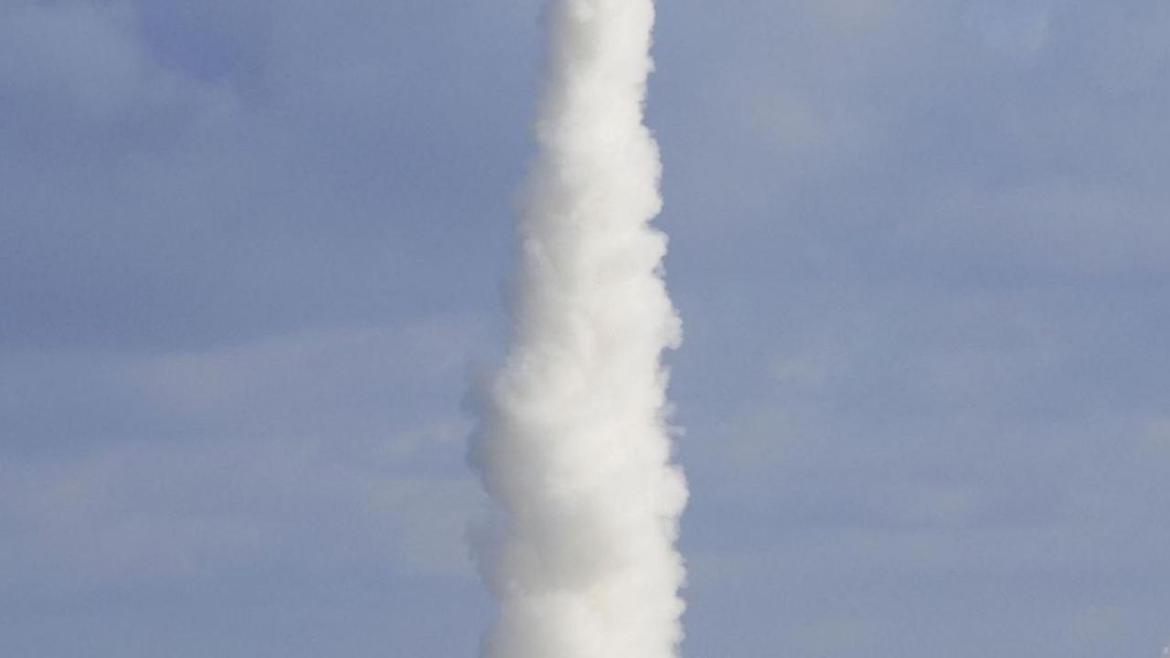 Kesuksesan peluncuran ini dibuktikan setelah mesin roket berhasil terbakar dan roket telah dikonfirmasi sudah mencapai orbit Bumi. Foto: Kyodo via REUTERS<br>